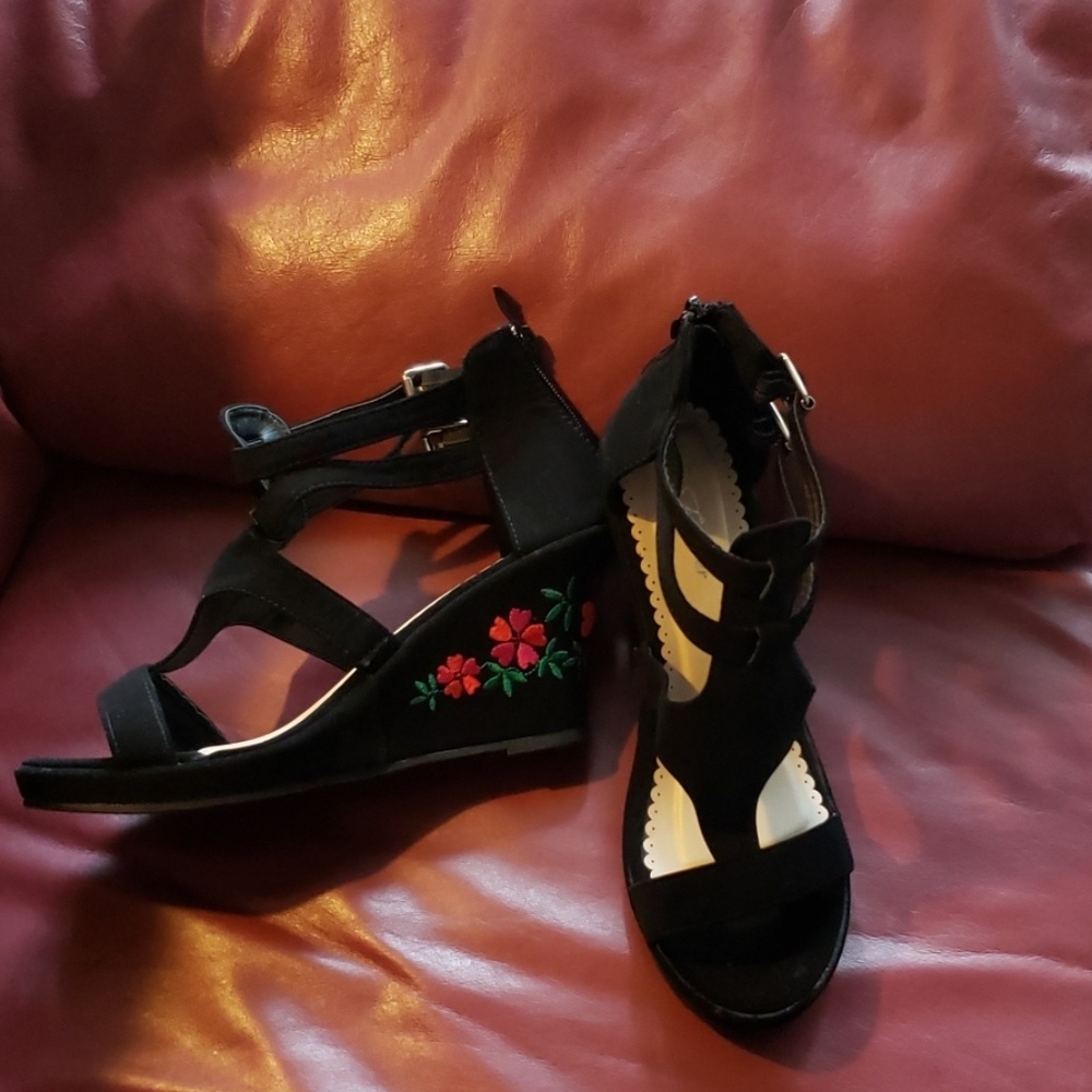 Black strappy sandals.